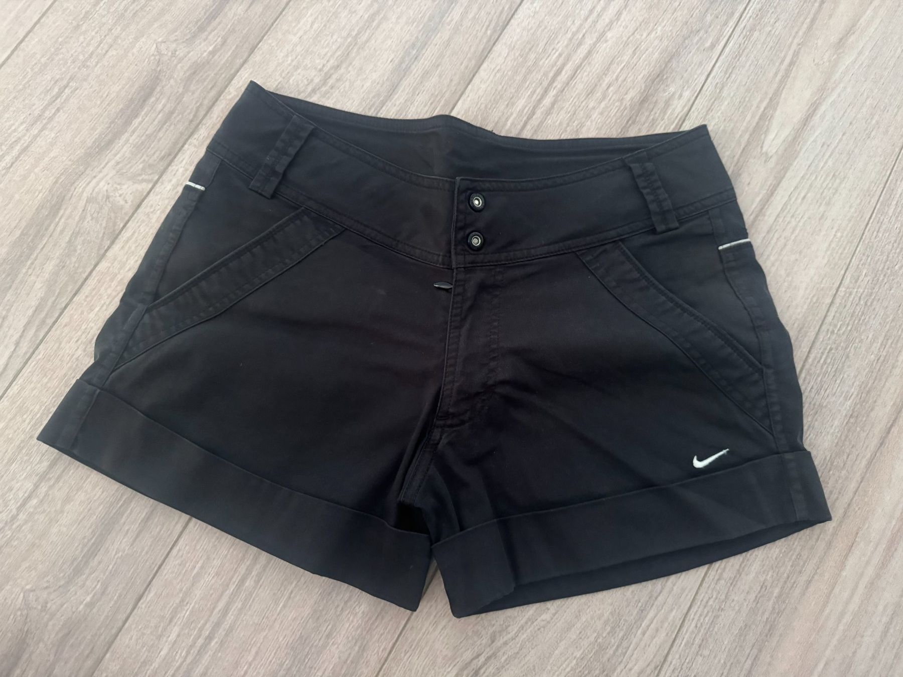 Nike Pantaloni: NIKE Damen Shorts schwarz Gr. 34 – Usato da Bonstetten venduto da VCLS