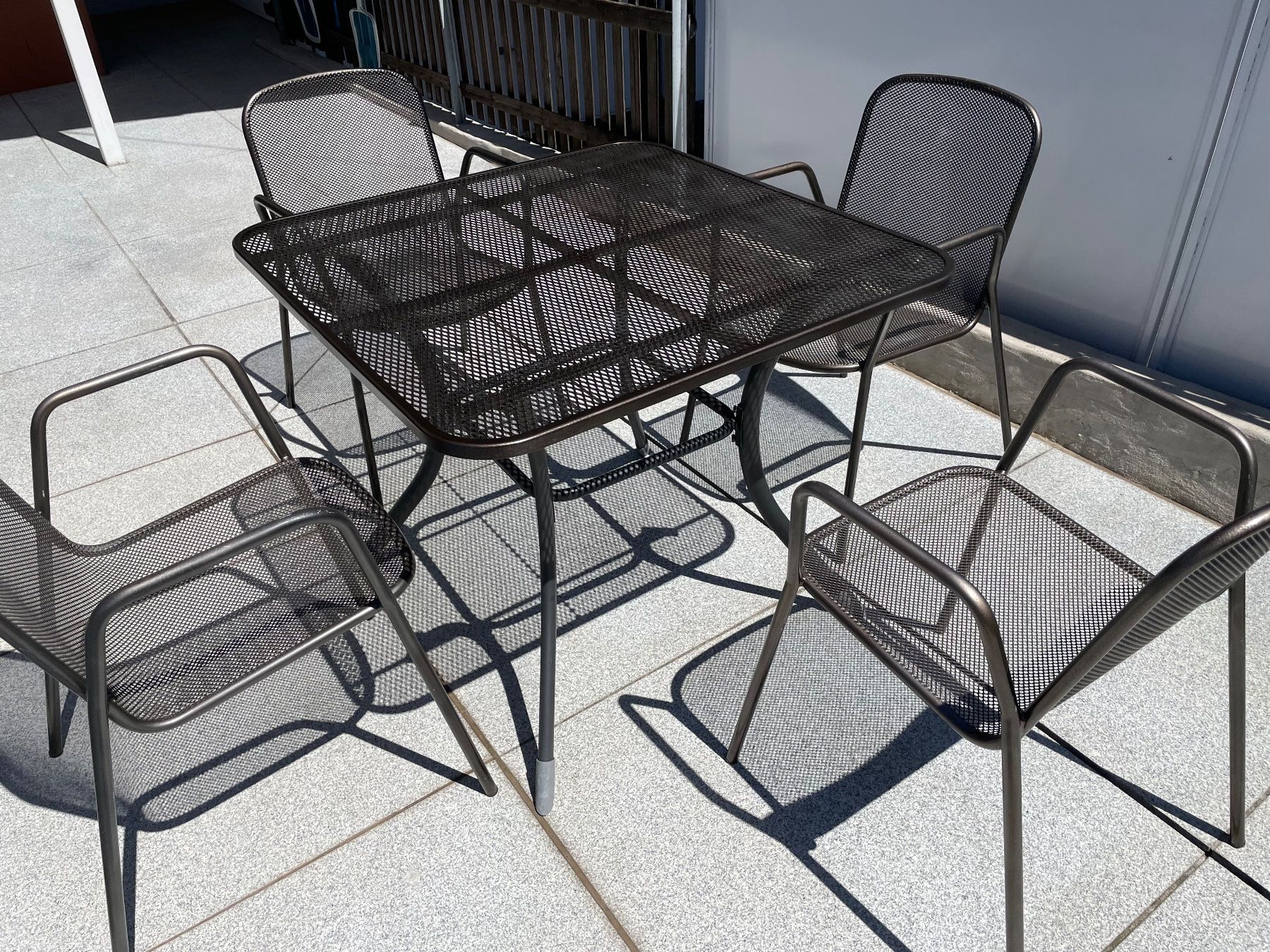 Set di tavolo e panche: Balkon, Gartentisch, 4 Stühle, alles Streckmetall – Usato da Eiken venduto da garanoiri 2