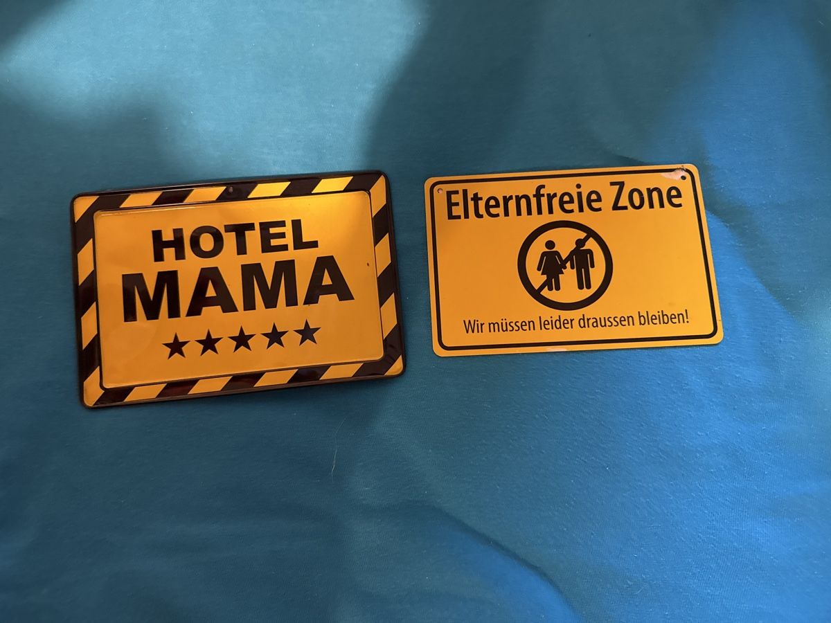 Insegne: Schilder "Hotel Mama" und "Elternfreie Zone" - gebraucht – Usato da Basel venduto da Gamebeard