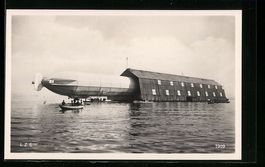 Zeppelin LZ 6 wird in den Hangar gebrach