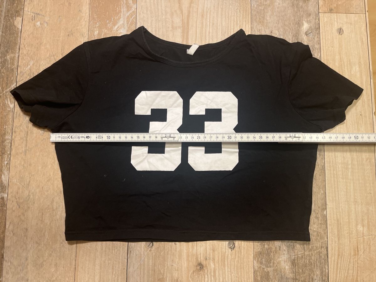 T-shirt: Schwarzes Crop Top Gr. 38 mit Nummer 33 Print – Usato da Kaisten venduto da Wavechip 2