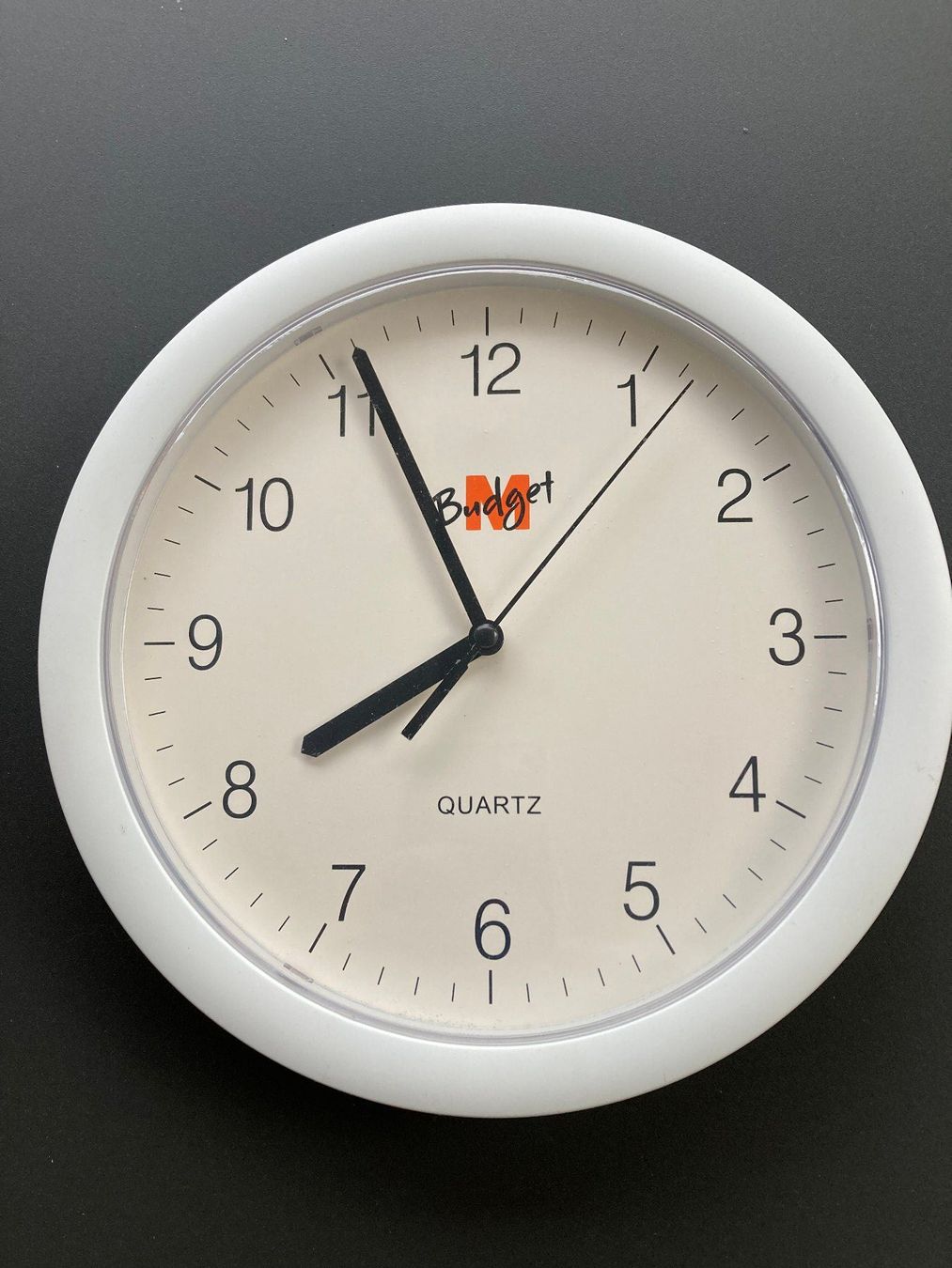 M-Watch Uhren: M-budget Wanduhr Durchmesser 25cm – Gebraucht aus Stäfa von ARCHITEKTUR-liqui