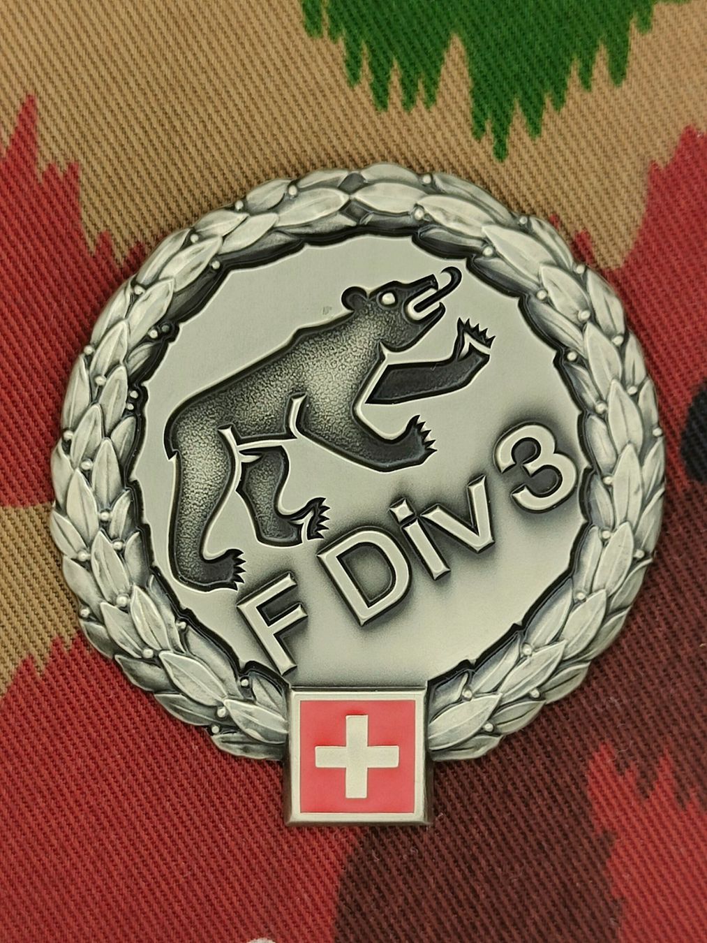 Schweizer Armee Placchette & Badge:  Béretemblem Felddivision 3, Variante 1 – Usato da Bauma venduto da SwissMilitaria