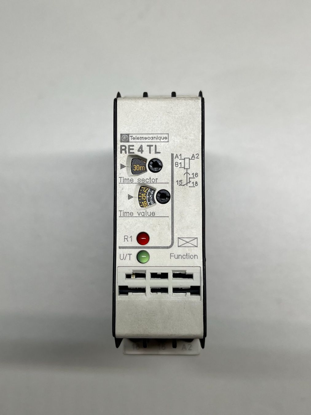 Componenti elettronici: Konvolut Comat Relais und Zeitrelais 24VDC – Usato da Jenaz venduto da Speedy350 4