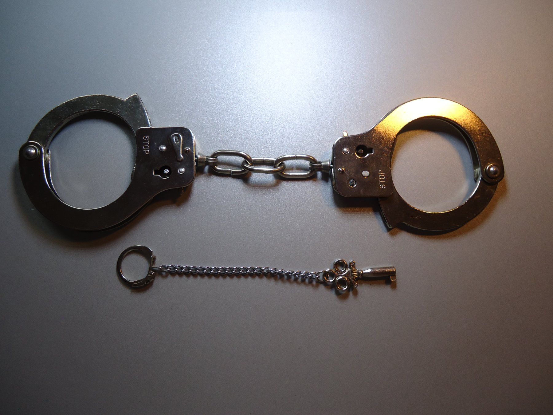 Sonstiges für Firmenanlässe & Parties: Handschellen, Metall massiv mit Schlüssel – Neu (gemäss Beschreibung) aus Hinterkappelen von Roku5