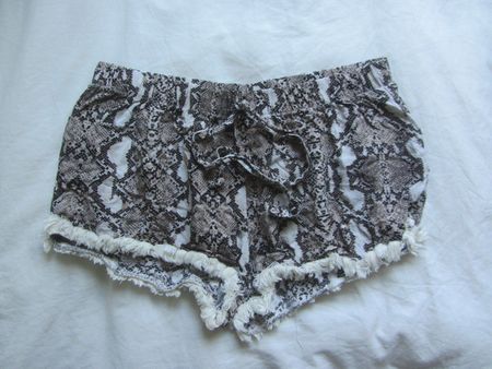 LOVE TO LOUNGE - Animal Print Shorts S
