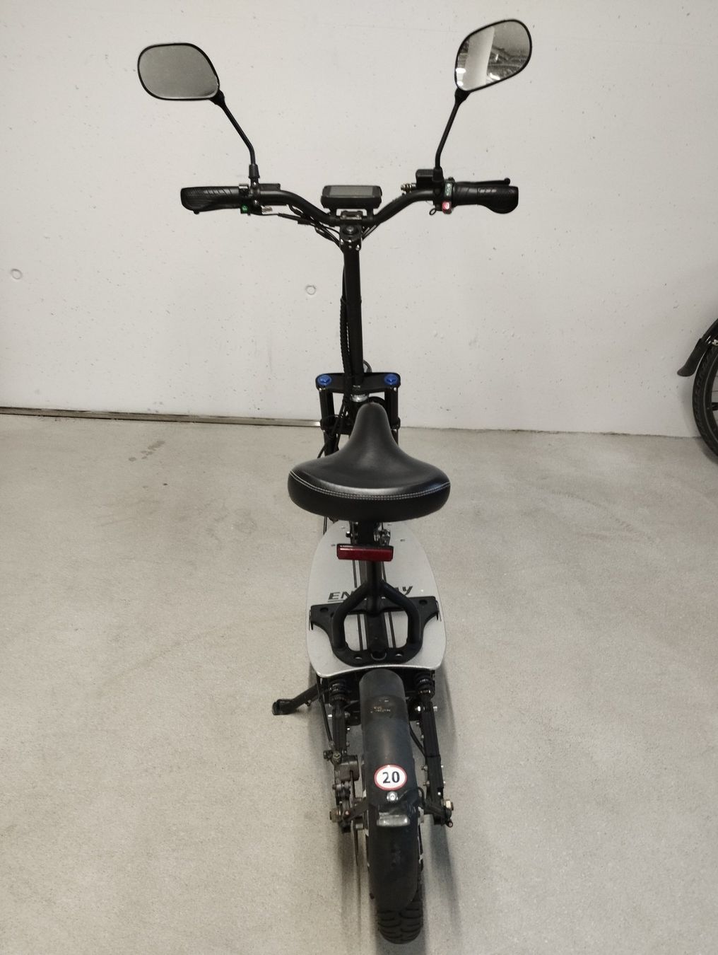 Veicoli elettrici: E-Scooter Revoluzzer mit Sitz – Usato da Horw venduto da kae_mwv8 2