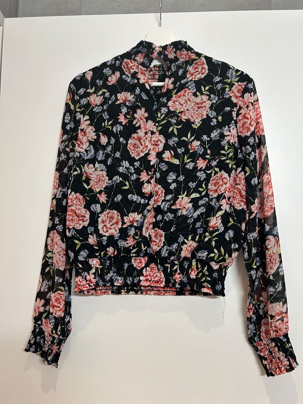 Chemisiers: Bluse mit Blumenmuster, Grösse S – D'occasion à Dietikon par mel_djf9