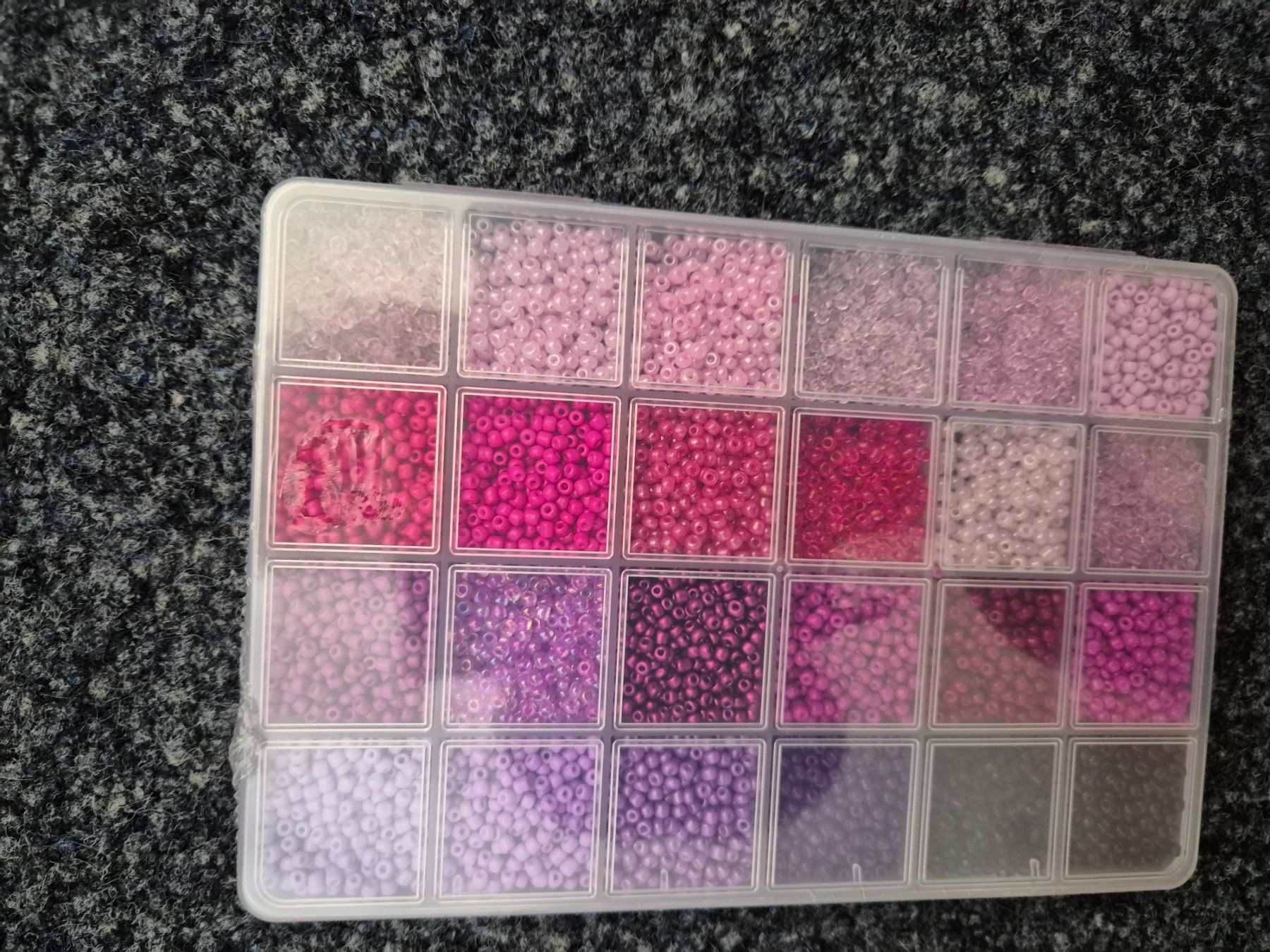 Perle (finte): Rocailles Perlen, 24 versch. Farben – Nuovo e nell'imballaggio originale da Läufelfingen venduto da Netti04 1