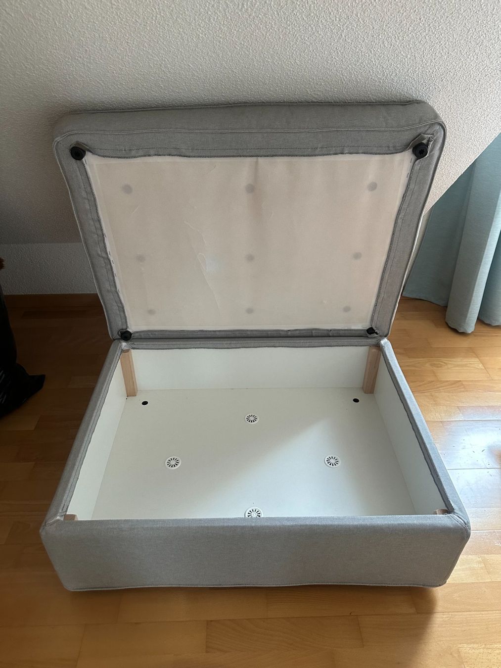 Ikea Sgabelli: Ikea KIVIK Footstool with storage – Usato da Zürich venduto da honeybunny91 2