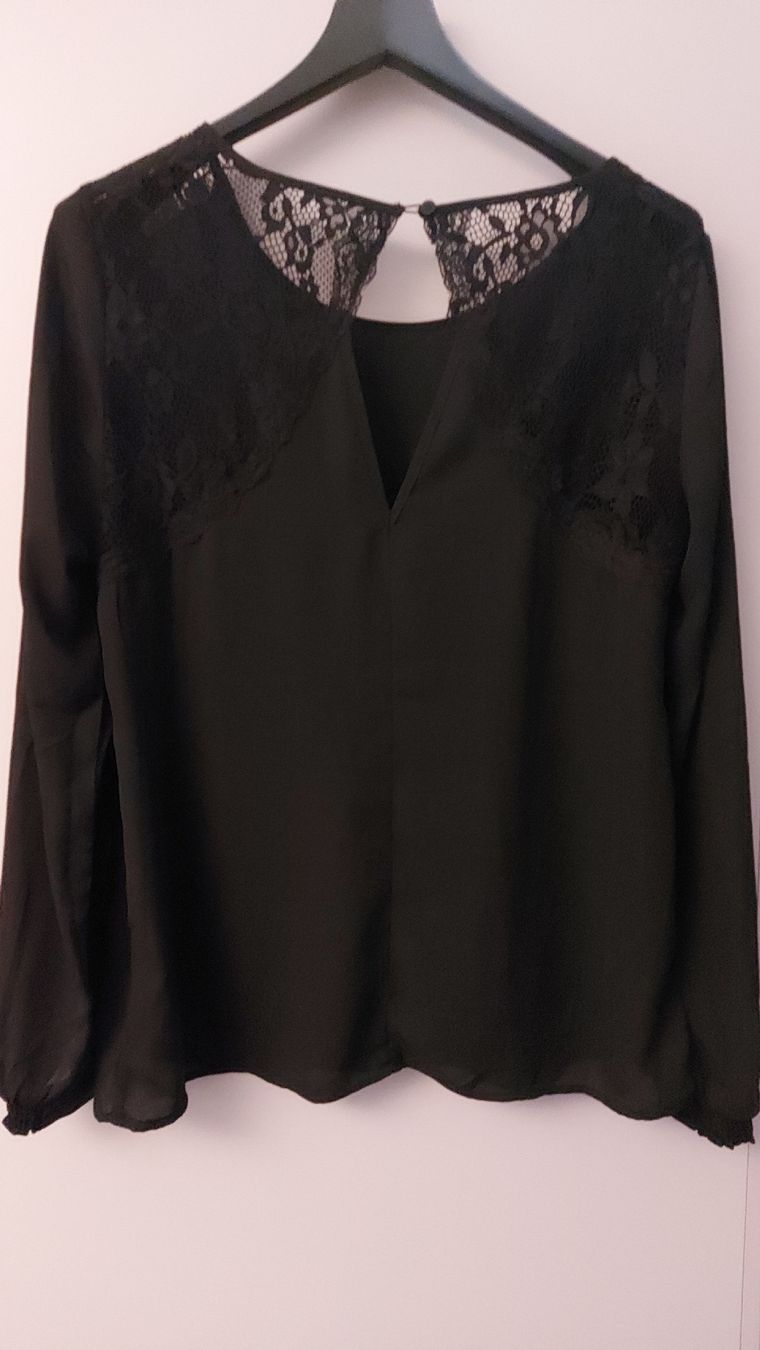 Blusen: Elegantes Spitzenshirt von Saint Tropez Gr. M – Neu (gemäss Beschreibung) aus Pfäffikon ZH von siae 1