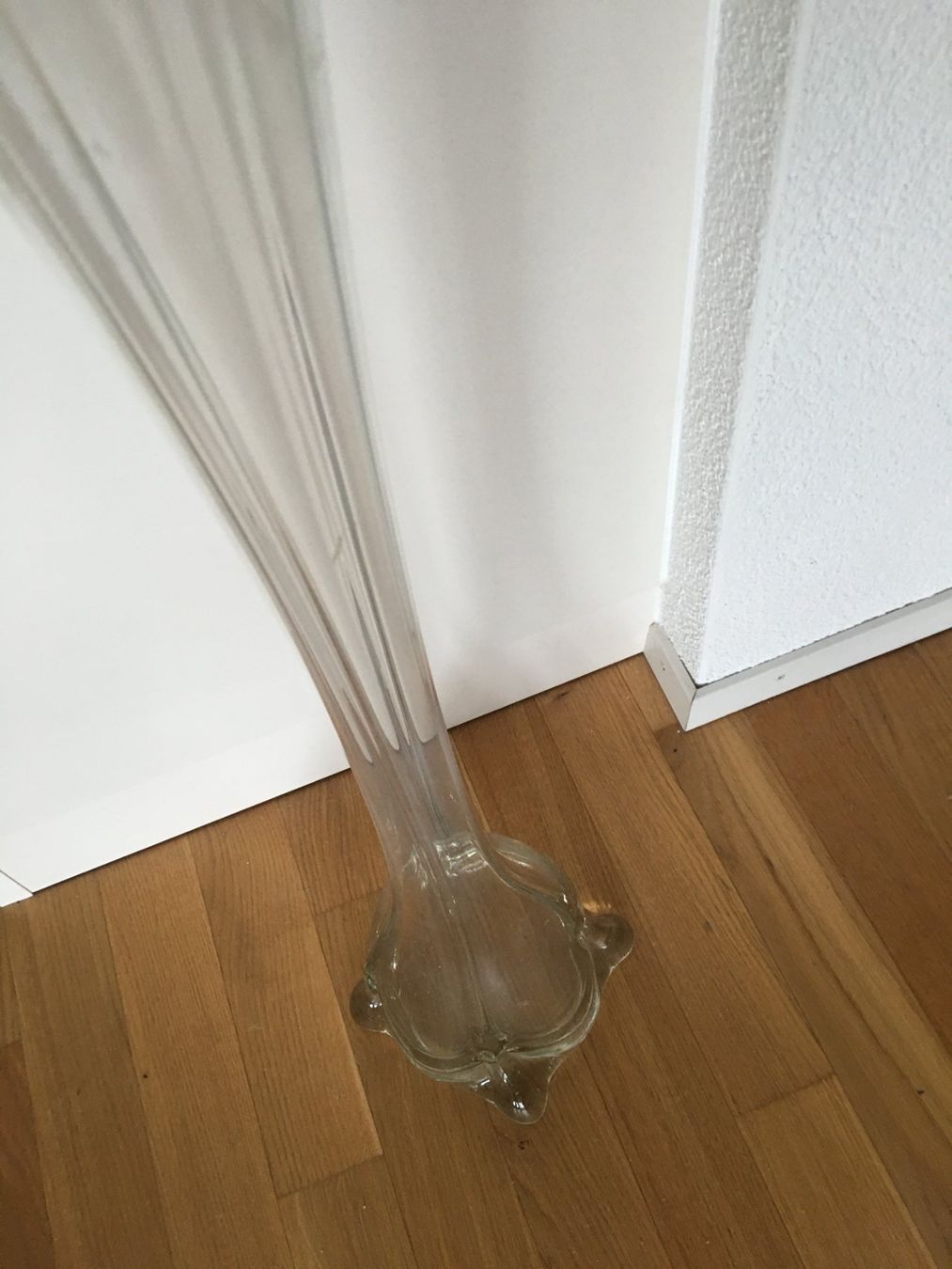 Vasen & Gefässe: spezielle hohe Bodenvase aus Glas – Gebraucht aus Liestal von point2018 3