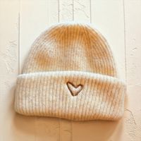 Stylische Wintermütze mit Herz, beige