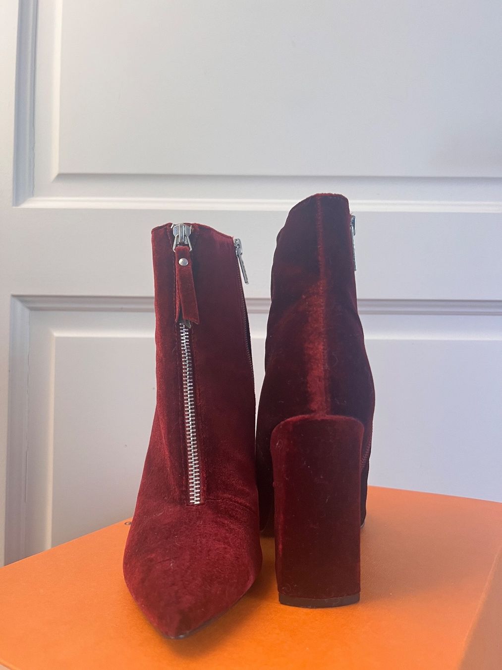 Guess Scarpe da donna: New Guess Red Velvet Boots – Nuovo (secondo la descrizione) da Corsier-sur-Vevey venduto da Kristina.Nova 2