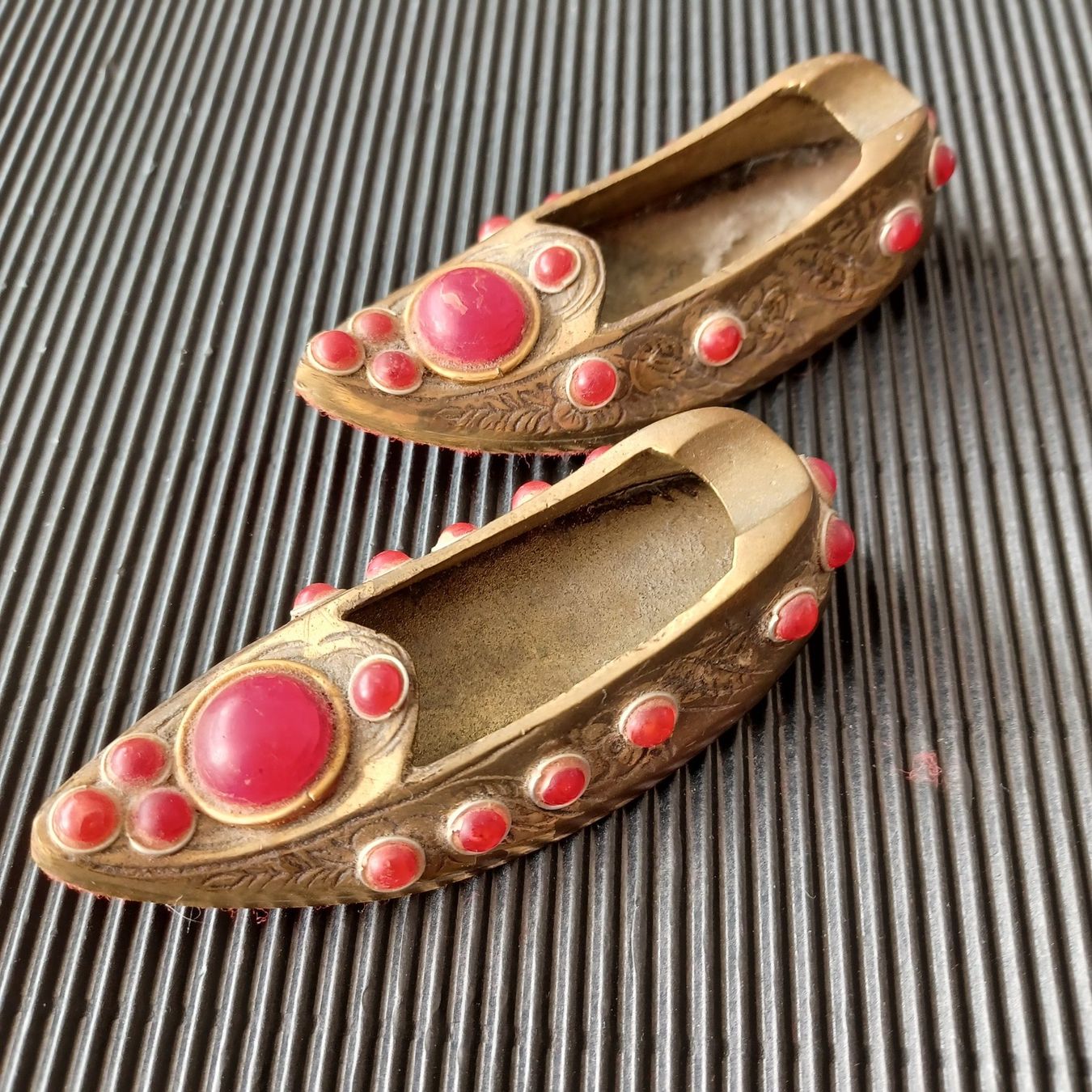 Portacenere: ASCHENBECHERPAAR . Messing. Vintage. / Schuhe. – Usato da Zürich venduto da Bellabo 3