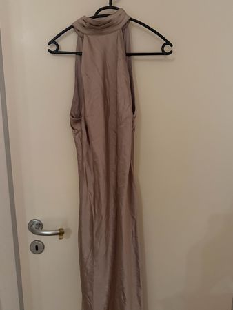 Langes rückenfreies Meshki Abendkleid in Grösse M