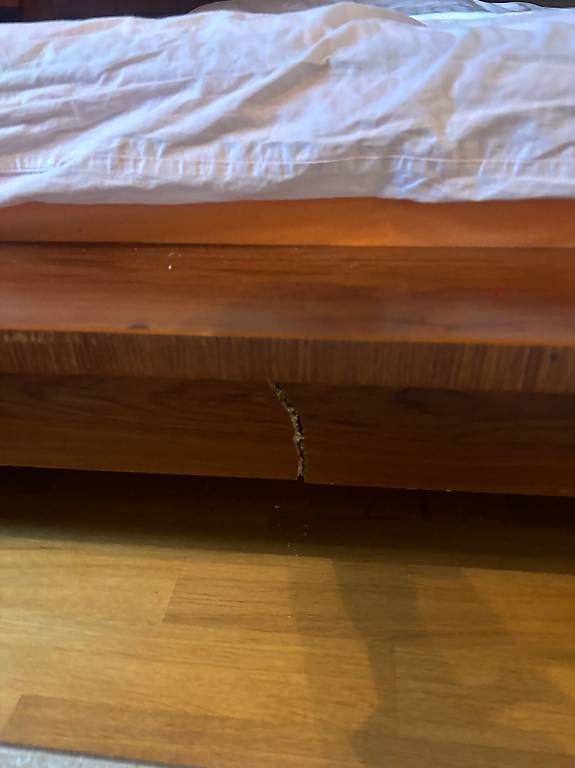 Betten: aus Echtholz  Bett, 2 Nachttische & Sideboard – Gebraucht aus Zumikon von bak_g65y 2