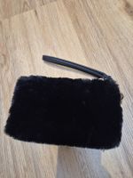 Kleine Tasche Kunstfell schwarz mit Trageriemen