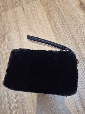 Kleine Tasche Kunstfell schwarz mit Trageriemen