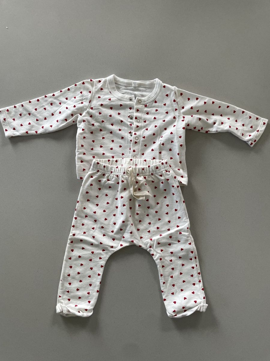Pyjamas & Ähnliches: Baby Anzug Herzmuster Weiss Rot  – Gebraucht aus Thalwil von arn_6xfw