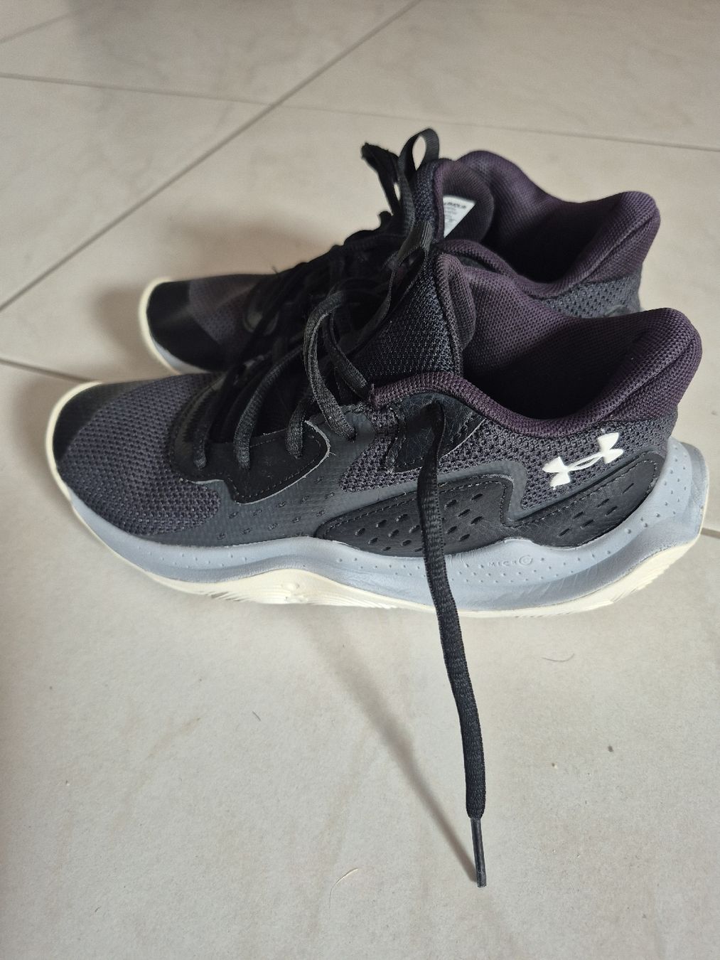 Under Armour Herrenschuhe: Under Armour Turnschuhe schwarz EU 36.5 – Gebraucht aus Aesch BL von Moni1211 1