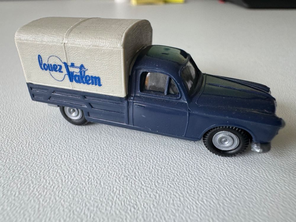 Praliné Peugeot 403, Louez Valem, blau