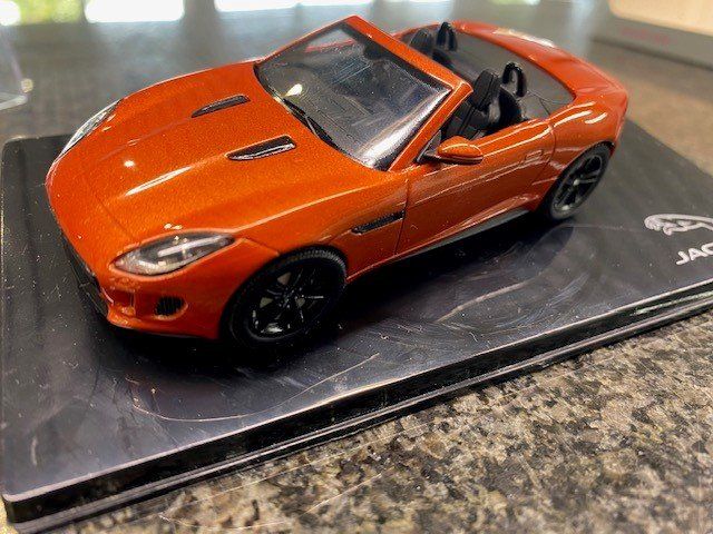 Jaguar Modellini d'auto: Modelauto Jaguar F-Type V8-S orange 1:43 – Nuovo e nell'imballaggio originale da Au ZH venduto da ausee01 4