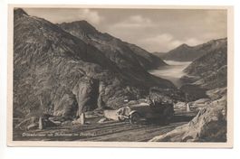 GRIMSELSTRASSE mit Nebelmeer im Haslital - Oldtimer, Auto