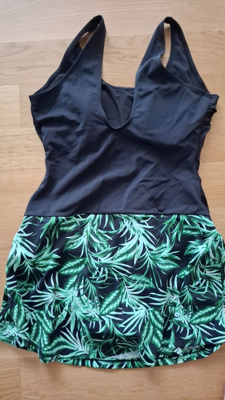 Costumi da bagno & Bikini: Badeanzug Grösse 44 mit Rock – Usato da Luzern venduto da Anny13 1