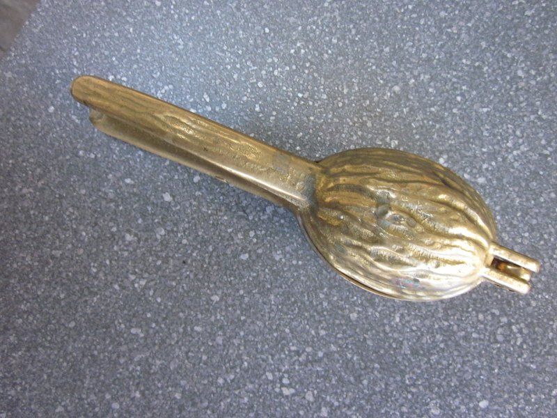 Elettrodomestici da cucina: Mid Century Messing Nussknacker in Form einer Walnuss – Usato da Bischofszell venduto da raika 6