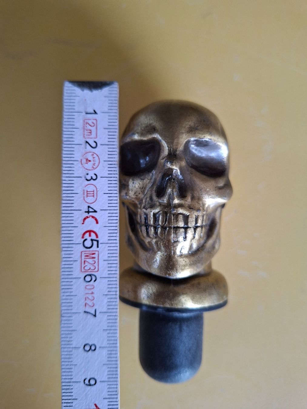 Flaschenöffner & -verschlüsse: Flaschenverschluss Totenkopf Messing ca. 9cm L – Gebraucht aus Ehrendingen von CHMEX