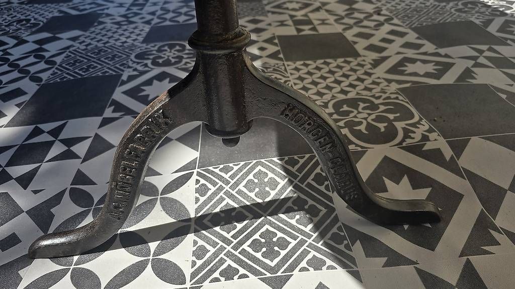 Tables: Table de bistrot (Glarus) – D'occasion à Mollens VD par espritartdeco 1