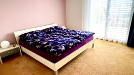 Schlafzimmer mit Nachttischen