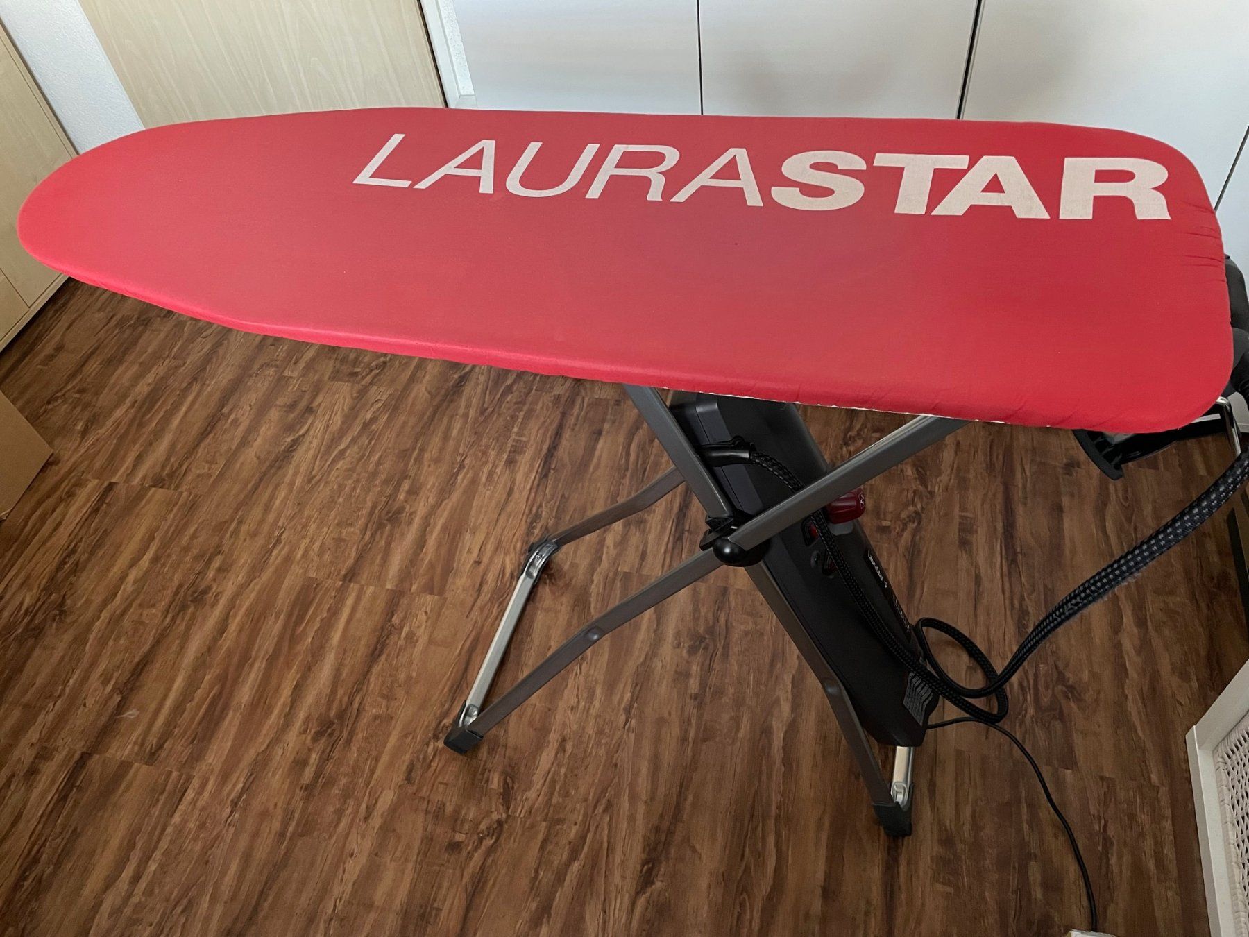 Laurastar Bügeleisen: LauraStar Premium Evolution 2 Dampfbügelstation – Gebraucht aus Strengelbach von  1
