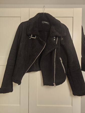 Schwarze Zara Basic Winterjacke mit Fell, Gr. M, Top!