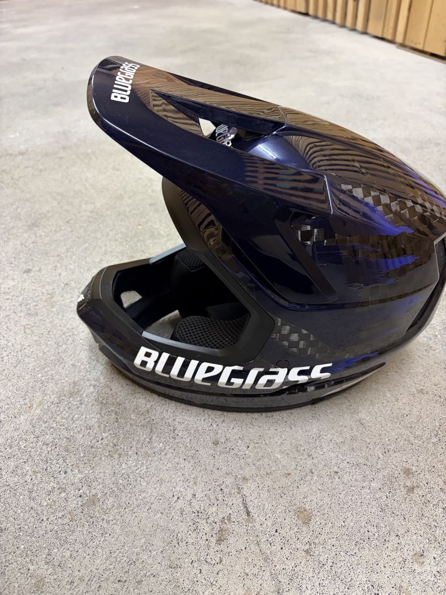 Helme: Bluegrass Legits Carbon MIPS Helm in deep purple Gr M – Gebraucht aus Niederrohrdorf von k.schaffner 2