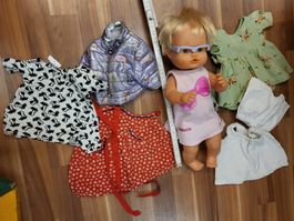 Badepuppe mit Kleidern B14