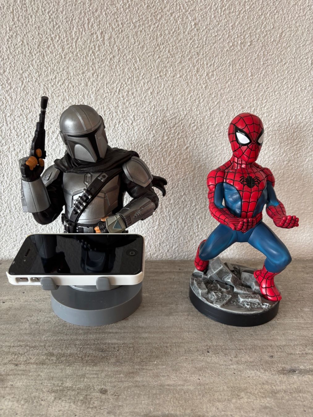 Statuette: Handyhalterung: Mandalorian & Batman – Usato da Oberrieden venduto da Yola0
