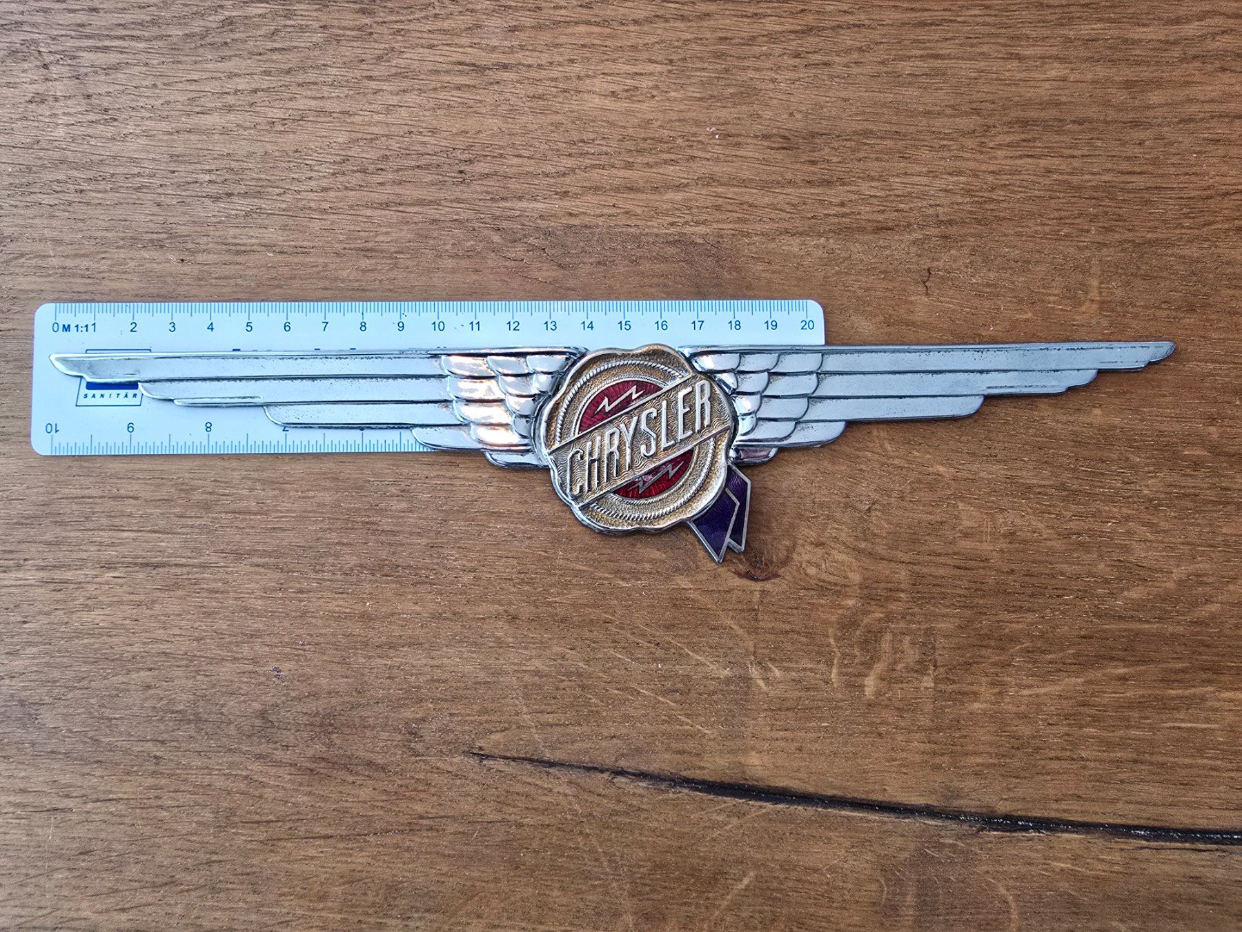 Chrysler Tutti pezzi di ricambio auto: Chrysler Oldtimer Emblem – Usato da Hüntwangen venduto da Scarciglias-Antiques 2