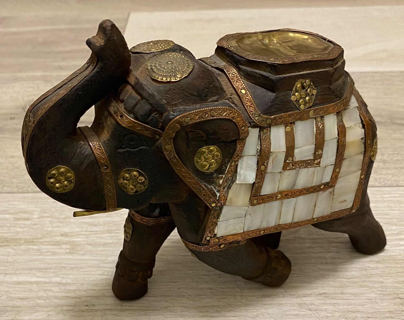 Statuette: Dekofigur Elefant Holz Messing Perlmutt Indien – Nuovo (secondo la descrizione) da Ennetmoos venduto da Tabakfrei 1