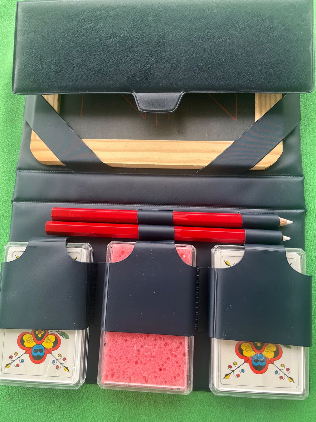 Giochi: Jass-Set, Kunststoff, 6-teilig, mit Schiefertafel – Nuovo e nell'imballaggio originale da Neuenkirch venduto da zwimpferspiel 1