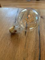 LED Glühbirne Globe E27 mit Spiralfilament neuwertiger Zusta