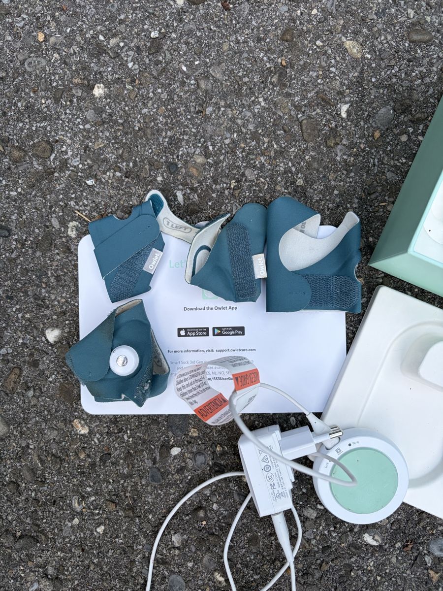 Babyphones: Owlet Smart Sock 3. Generation mit Basisstation, komplett – D'occasion à Müntschemier par R.e.b.e.c.c.a 3