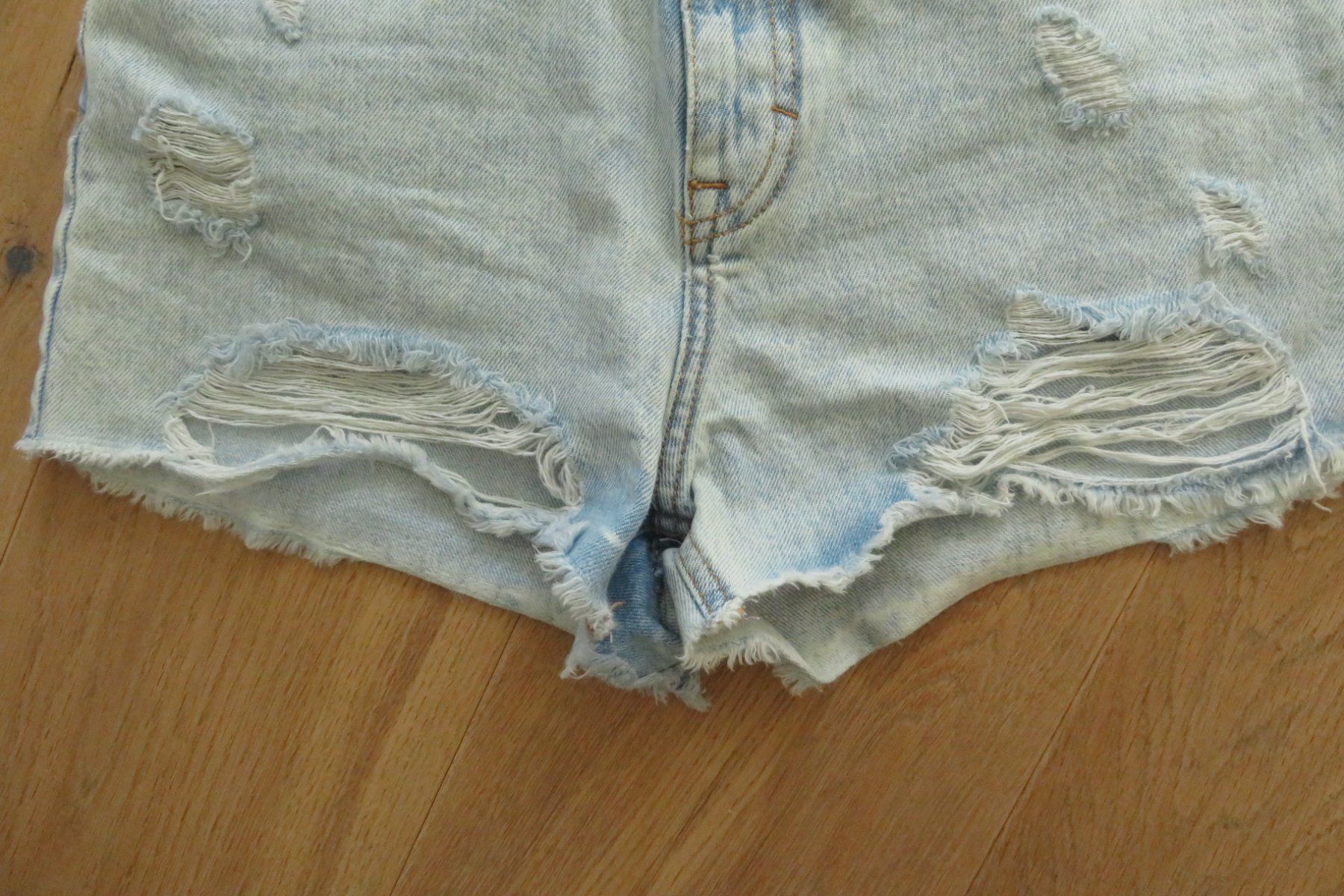 Zara Jeans: FOREVER 21 Jeansshorts Grösse M – Nuovo (secondo la descrizione) da Wil ZH venduto da Tamagy 2