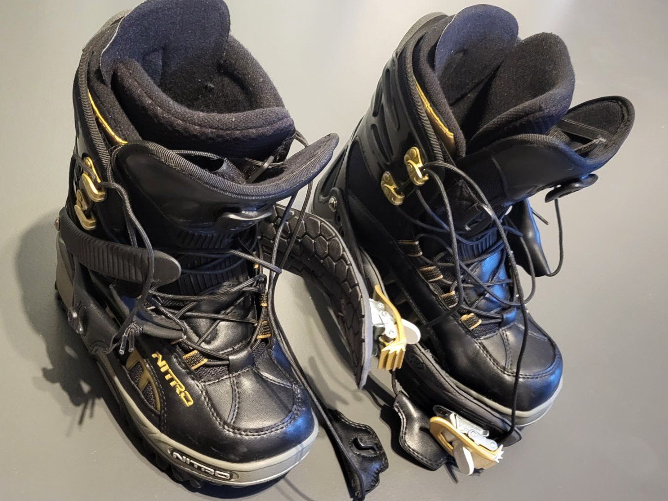 Snowboard Nitro Scarpe da uomo: NITRO Snowboard Schuhe 27cm (41.5) mit Bindung – Usato da Zürich venduto da Sibetti
