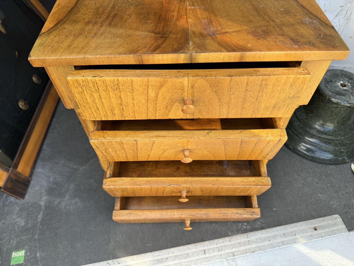 Cassettiere: Antike  kleine Holzkommode mit 4 . Schubladen – Usato da Chur venduto da Meriva0 1