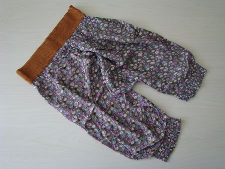 leichte Sommer Hose bunt mit Blumenmotiv, 3/4 lang, Grösse S