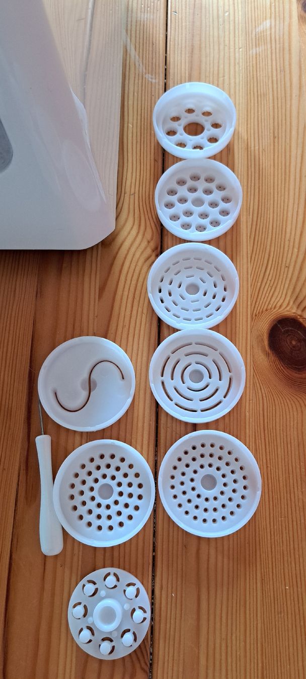 Betty Bossi Appareils de cuisine: Machine à pâtes avec accessoires  – D'occasion à Farvagny-le-Petit par Unepetolette 3
