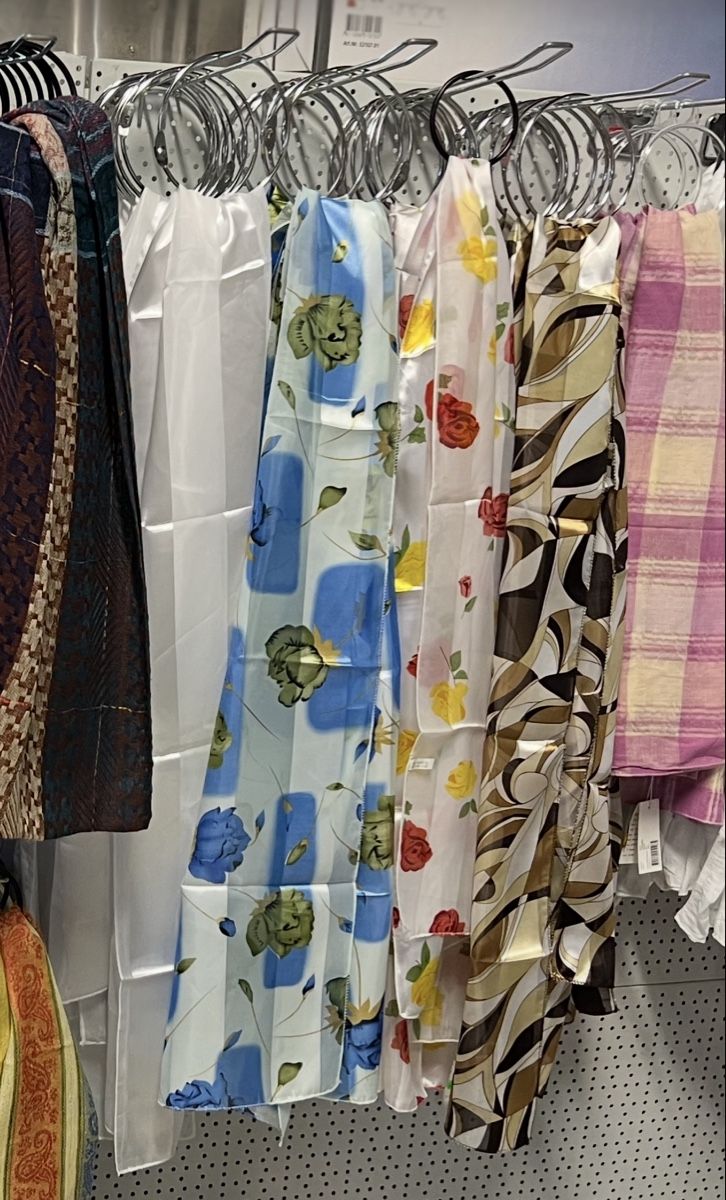 Foulards, Tücher & Schals: Halstuch--Damenschall 100 Stück – Neu (gemäss Beschreibung) aus Interlaken von Skandalpreis 1
