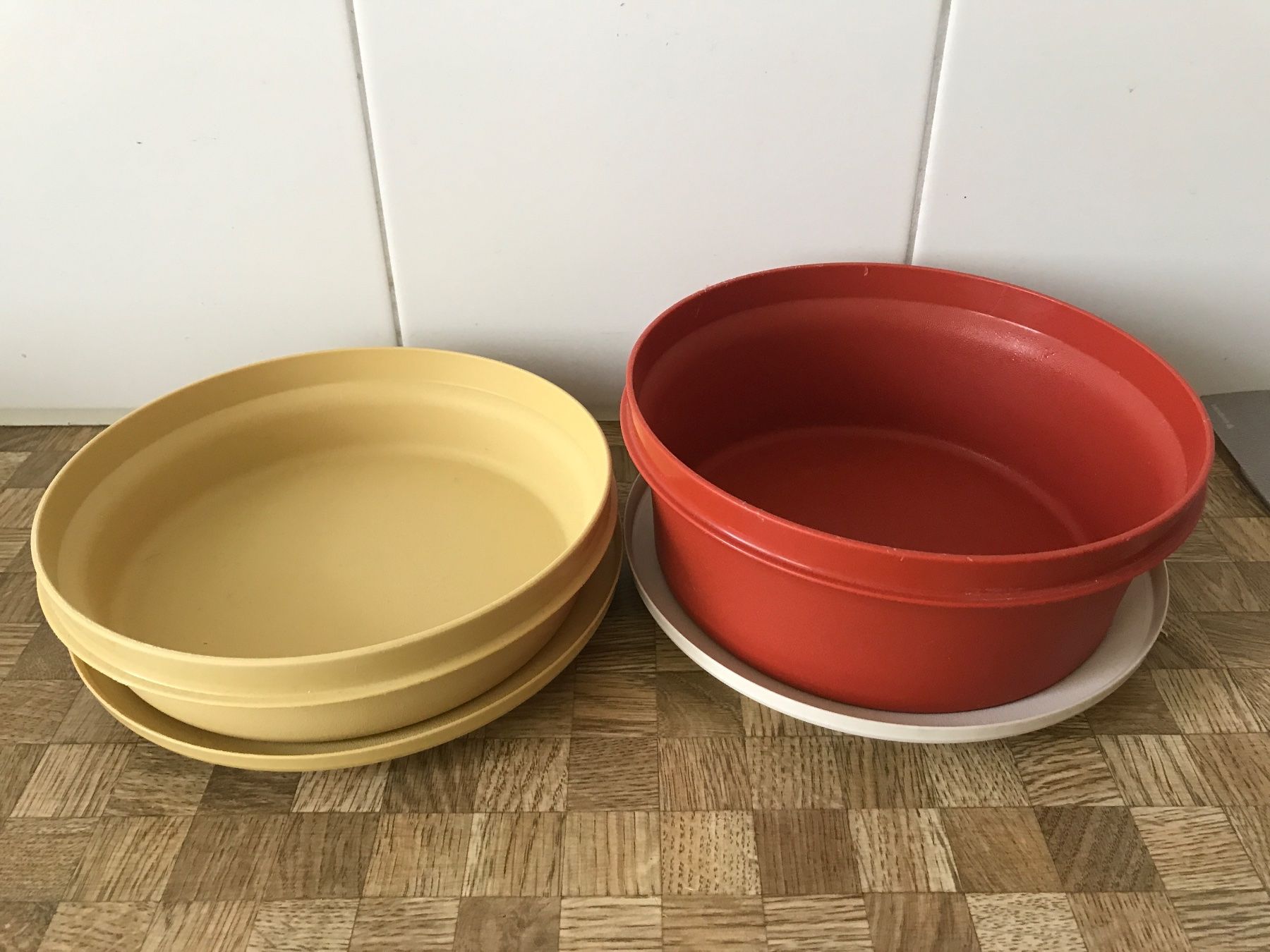 Tupperware Contenitori & Simili: Tupperware    2 Schüsseli mit Deckel – Usato da Birmensdorf ZH venduto da Hilhan